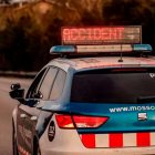 Un coche de Mossos alertando con señal luminosa de un accidente de tráfico.