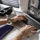 Imagen de un hombre teletrabajando, procedente de un banco de imágenes
