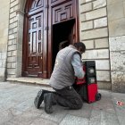 El serraller, mans a l'obra.