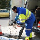 Un operario mirando la red de alcantarillado.