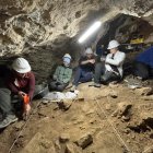 Un momento de la excavación en la Cova dels Xaragalls.