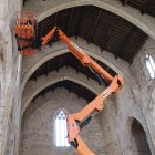 Una de les grues treballant a l'interior de l'antiga església de Sant Francesc de Montblanc.