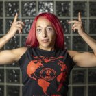 Jessica Ridao realiza la pose de doble bíceps frontal en las instalaciones del ‘Diari’.