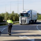 Uno de los camiones parados por un control de Mossos en L'Aldea esta semana.