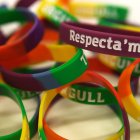 pulseras para reivindicar los colectivos feministas, LGTBIQ+