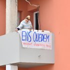 La pareja se ha opuesto a abandonar su casa en un principio, pero ha acabado saliendo del bloque sin mostrar oposición a los cuerpos policiales.