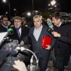 SOTO DEL REAL (MADRID), 19/11/2025.- El ex secretario de Organización del PSOE Santos Cerdán (c), junto a su abogado Jacobo Teijelo (c-i), ha salido pasadas las 19:15 horas de este miércoles de la cárcel de Soto del Real (Madrid), después de que el juez que lo investiga el Tribunal Supremo haya acordado su libertad tras pasar casi cinco meses en prisión preventiva. EFE/ Rodrigo Jiménez