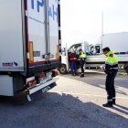 Un agente de los Mossos inspecciona un camión en un control en L'Aldea