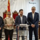 El alcalde Viñuales, junto a la edil Mascaró, ayer, con los dos concejales de Junts per Catalunya.