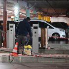 Los operarios ya han instalado las barreras en los accesos.