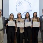 Las premiadas con miembros del Rotary.
