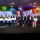 Foto de grup al final de la gala amb els representants institucionals i els guanyadors dels Premis Jordi Cartanyà