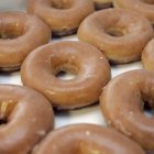 El diccionario de la RAE define el "dónut" como "pieza esponjosa de repostería en forma de rosca, frita y generalmente glaseada o cubierta de chocolate"