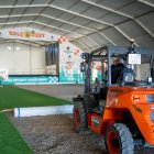 Muntatge de la carpa que acollirà el festival de música del Calçofest.