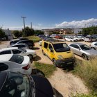 Uno de los solares junto a la estación de Sant Vicenç usado como aparcamiento