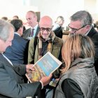 Jordi Hereu con el monográfico del Diari sobre la industria en Tarragona