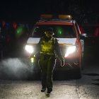 Los servicios de Emergencias y la Guardia Civil en el lugar donde dos trabajadores han fallecido este viernes en un accidente registrado en el interior de una mina subterránea de Cangas del Narcea, en el suroccidente asturiano, por un desprendimiento de materiales, ocho meses después de que otros cinco mineros perdieran la vida en Cerredo por una explosión de gas grisú