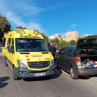 El coche que se ha subido a la acera, ambulancias y la Guardia Urbana.