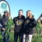 D'esquerra a dreta, el president de la IGP Calçot de Valls, Isidre Coll; el xef Eduard Xatruch; i l'alcaldessa de Valls, Dolors Farré.