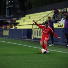 Moi Delgado centra en la banda del Villarreal 'B'.