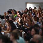 Personas aplauden durante la sesión plenaria de la COP30 en el Centro de Convenciones Hangar este sábado, en Belém (Brasil)