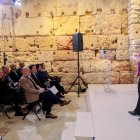 Elisabet Romero, subdelegada del Govern, habla en la Torre del Pretori; en primera fila. Carlos Prieto, delegado del gobierno central, y Guillermo García, concejal de Tarragona