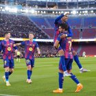 El delantero del Barcelona Ferrán Torres (d) celebra el segundo gol durante el partido de LaLiga entre el Barcelona y el Athletic Club, este sábado en el Camp Nou