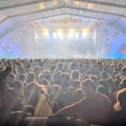 Els concerts es fan a l'interior d'una gran carpa de 5.000 metres quadrats.
