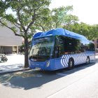 El Bus Blau parado frente al CAP.