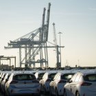Vehículos estacionados en un muelle de Port Tarragona.
