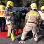 Los bomberos trabajando para sacar del coche a los atrapados.
