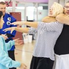 El instructor Óscar Prieto enseña a una de las alumnas a hacer el mataleón.