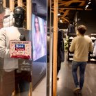 Un establiment de moda del carrer Sant Blai, al centre de Tortosa.