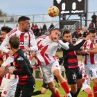 Los jugadores del Reus y del Barbastro pelean por un balón aéreo.
