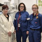 Josep Alcaina, profesora de materiales y coordinadora dual de los ciclos superiores del Institut Comte de Rius; Alícia Rubalcaba, analítica especialista en el laboratorio de hidrocarburos de Dow, y Andrea García, Estudiante en el Institut Compte de Rius y en prácticas en Dow