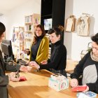 Sandra Salomó, Anna Sentís i Vicky Latorre, rere el taulell de La Caseta de l’Arbre, un dels establiments del ‘Compra local, paga en efectiu’.