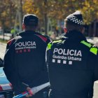 Un agente de la Guàrdia Urbana y de los Mossos d'Esquadra patrullando por Tarragona.