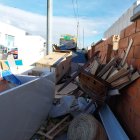 Punt negre al carrer Licoristes, ple de brossa de tot tipus, en una imatge d’aquest dilluns.