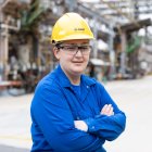 María del Carmen Pereira posa con su vestimenta de trabajo delante de las instalaciones de BASF en Tarragona.