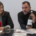 Detall del vi solidari que ha elaborat la DO Terra Alta