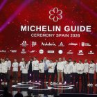 Fotografía de familia de los galardonados con una estrella Michelín durante la gala de entrega de las Estrellas Michelín 2026, este martes en Málaga.
