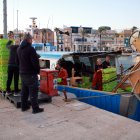 Pescadores de Tarragona descargando capturas de una embarcación de arrastre