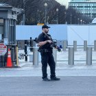 Un agente del Servicio Secreto de los Estados Unidos vigila en los alrededores de la Casa Blanca este miércoles, en Washington (EE.UU.)