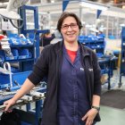 Mónica Oliver durante su jornada laboral en la fábrica de Fermator.