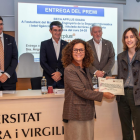 Elisabet Pujol, una de las becadas, recoge el diploma durante la ceremonia de entrega de estas becas.