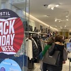 Fotografía de archivo de un negocio de Reus con un anuncio del Black Friday.