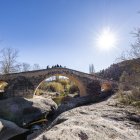 El riu Montsant al i el pont Vell, a Cabacés.