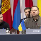 Andriy Yermak (R), jefe de la Oficina del Presidente de Ucrania, y el presidente ucraniano Volodymyr Zelensky asisten a una sesión plenaria durante la cumbre sobre la paz en Ucrania.