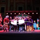 Un simbólico enchufe ha encendido las luces en Tarragona. El espectáculo ha sido en la Plaça de la Font con decenas de espectadores esperando el momento.