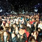 Decenas de personas en la plaza de Font-